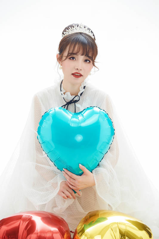 仿妆奥黛丽赫本风格妆容服饰的亚洲少女