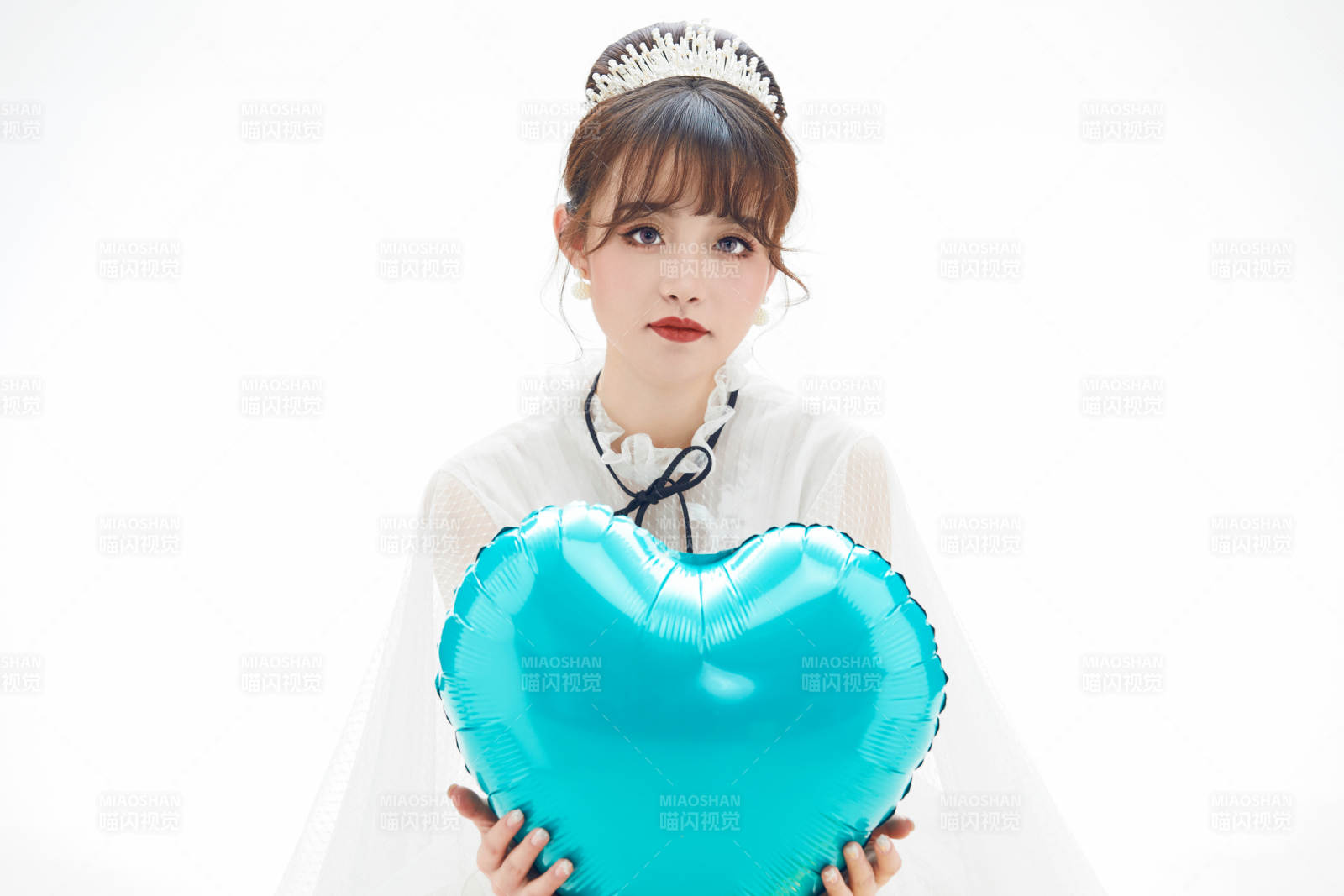 仿妝奧黛麗赫本風格妝容服飾的亞洲少女