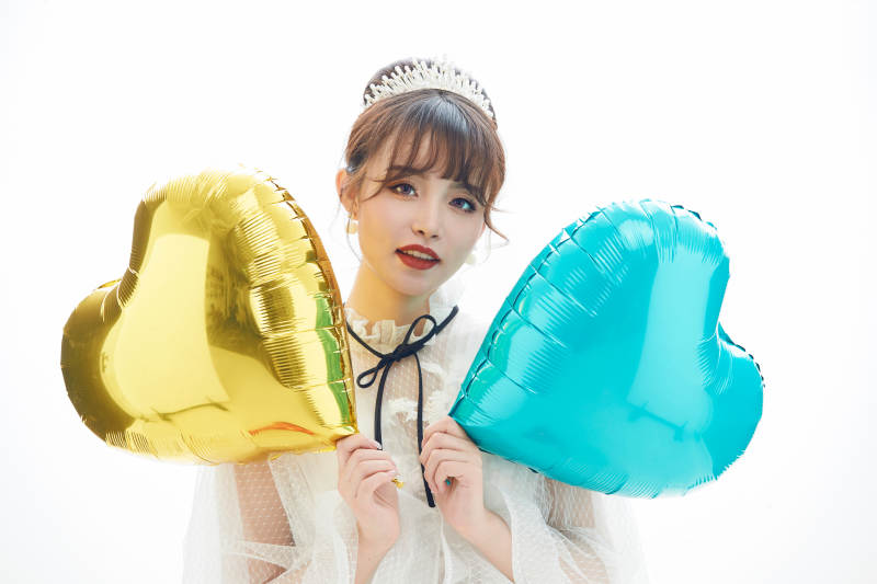 仿妆奥黛丽赫本风格妆容服饰的亚洲少女