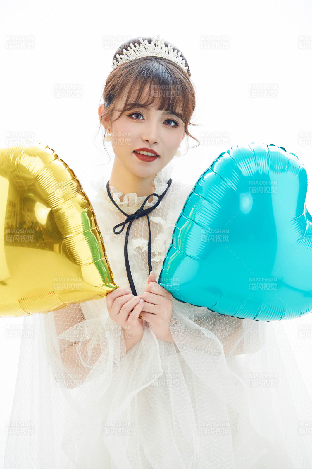 仿妆奥黛丽赫本风格妆容服饰的亚洲少女