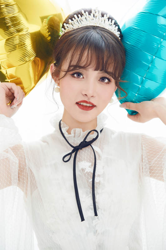 仿妆奥黛丽赫本风格妆容服饰的亚洲少女