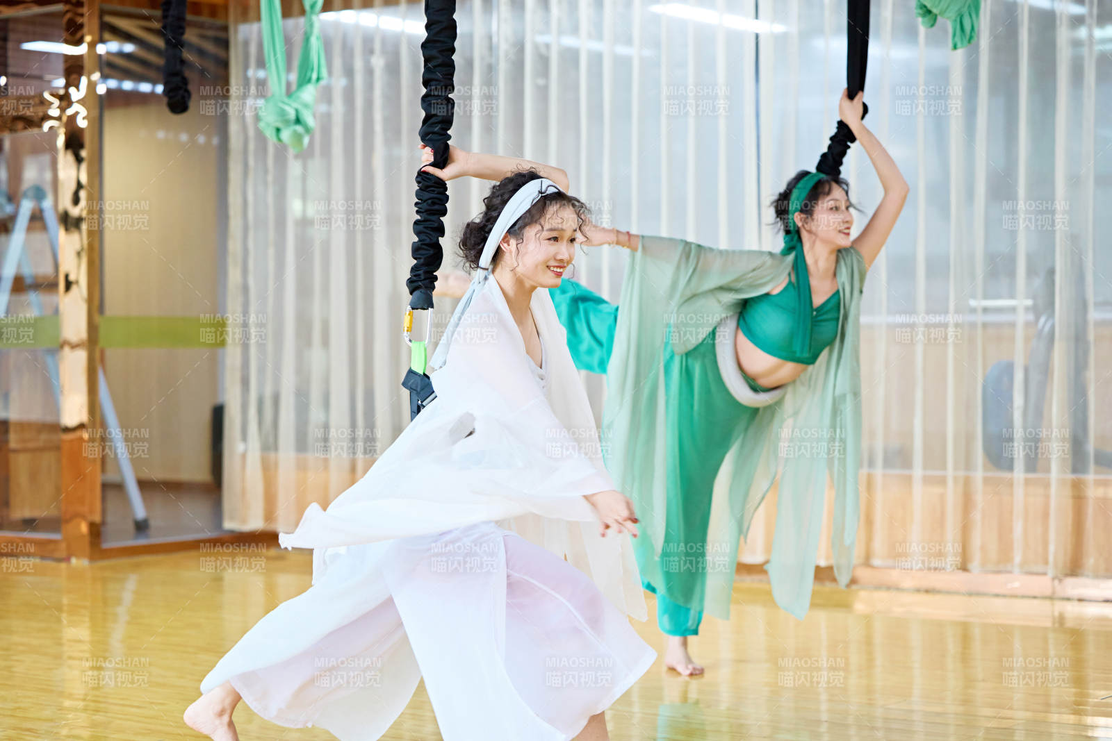 在舞蹈室练习燃脂活力带舞蹈