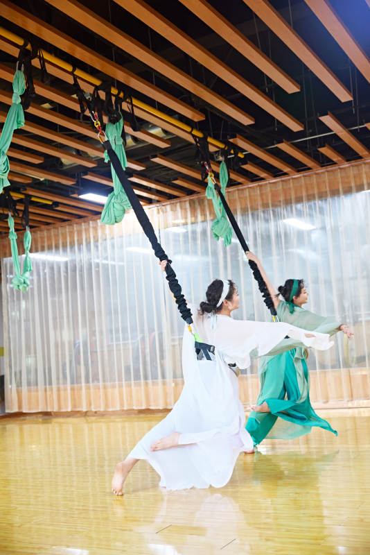 在舞蹈室练习燃脂活力带舞蹈