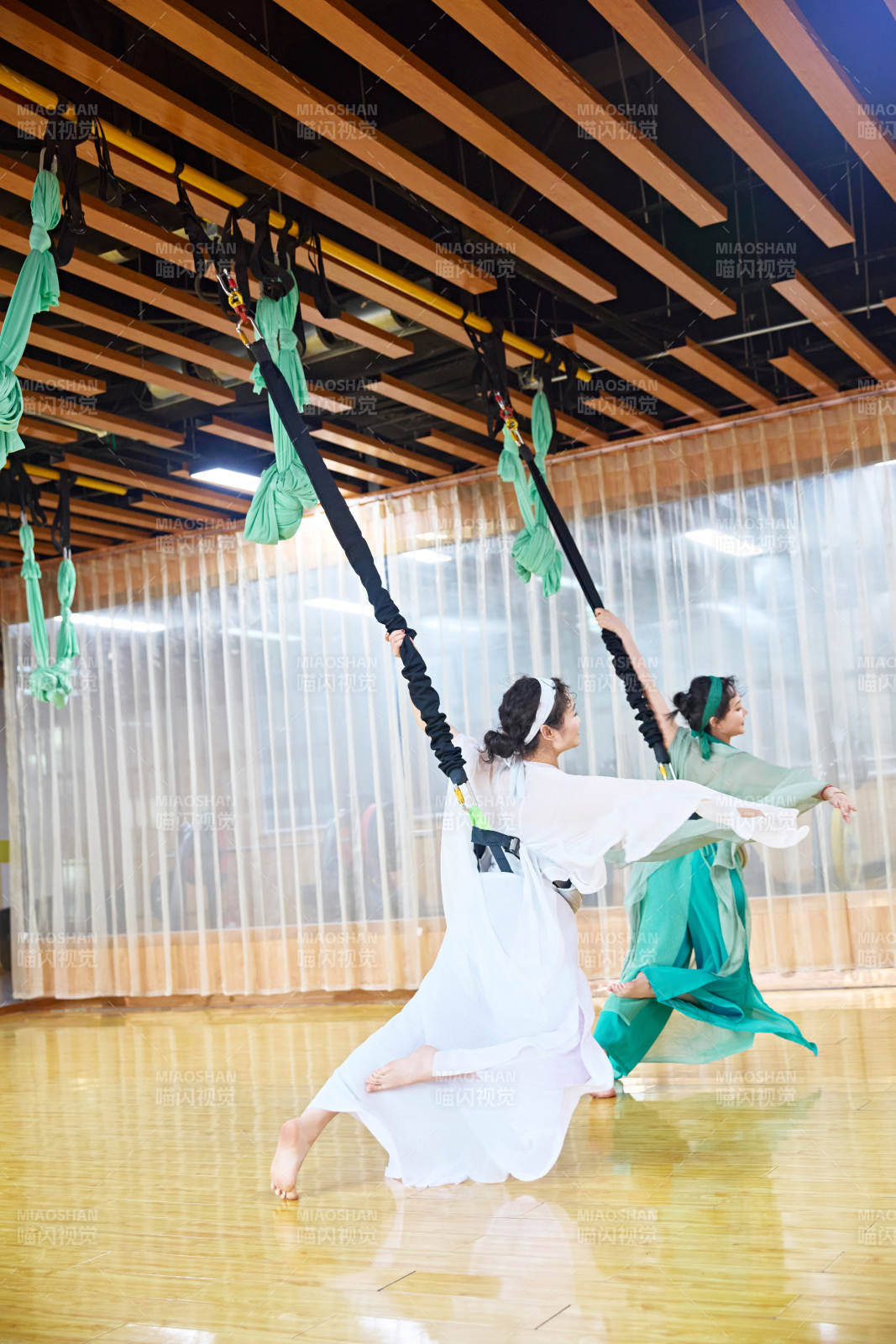 在舞蹈室练习燃脂活力带舞蹈