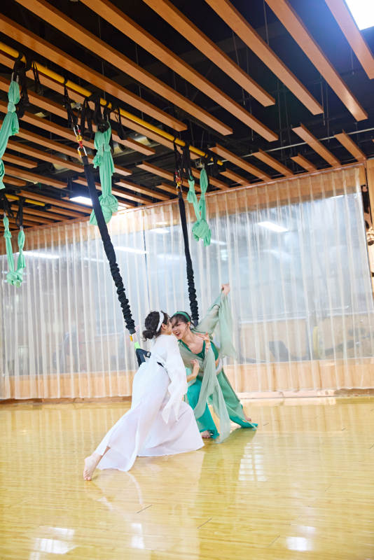 在舞蹈室练习燃脂活力带舞蹈