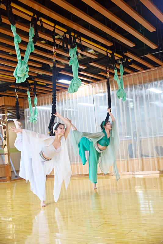 在舞蹈室练习燃脂活力带舞蹈