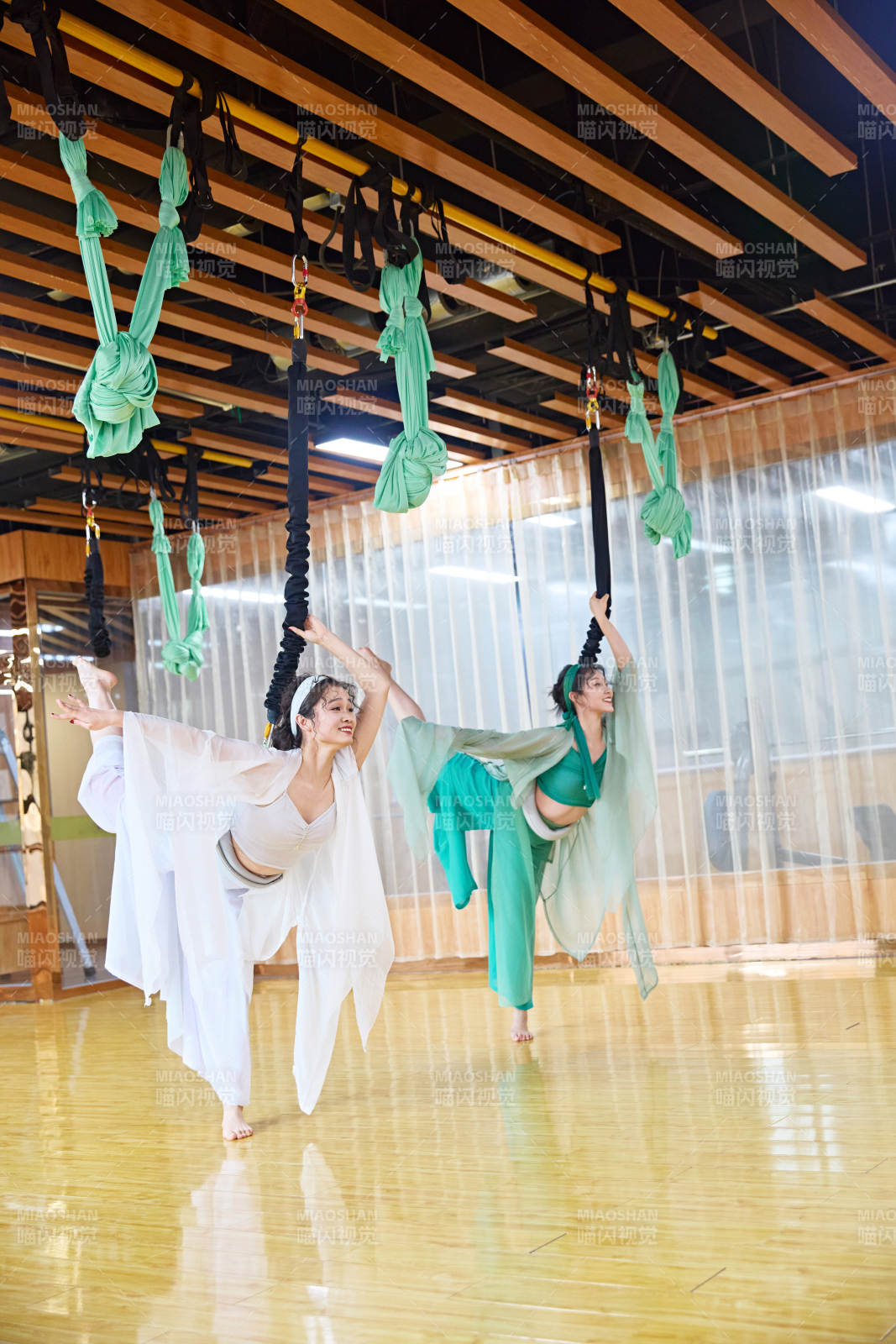 在舞蹈室练习燃脂活力带舞蹈