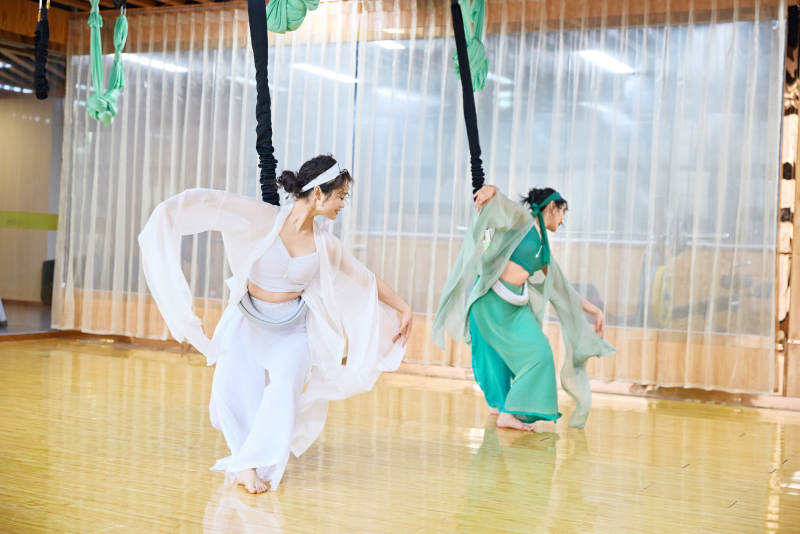 在舞蹈室练习燃脂活力带舞蹈