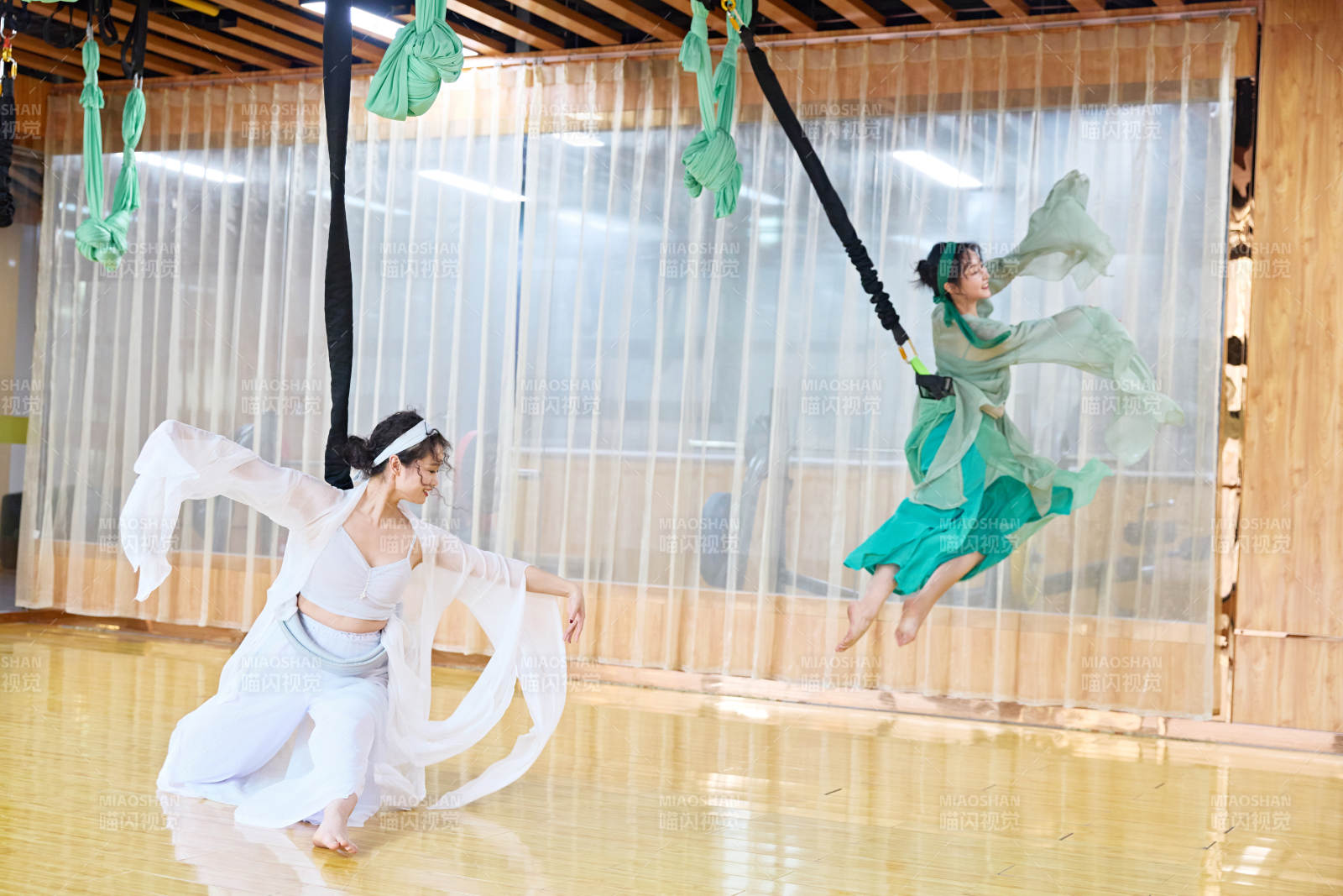 在舞蹈室练习燃脂活力带舞蹈