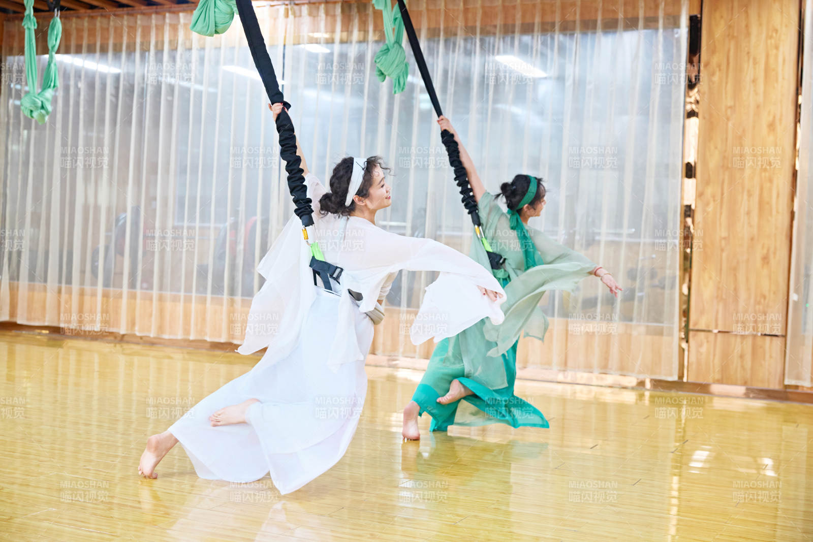 在舞蹈室練習燃脂活力帶舞蹈