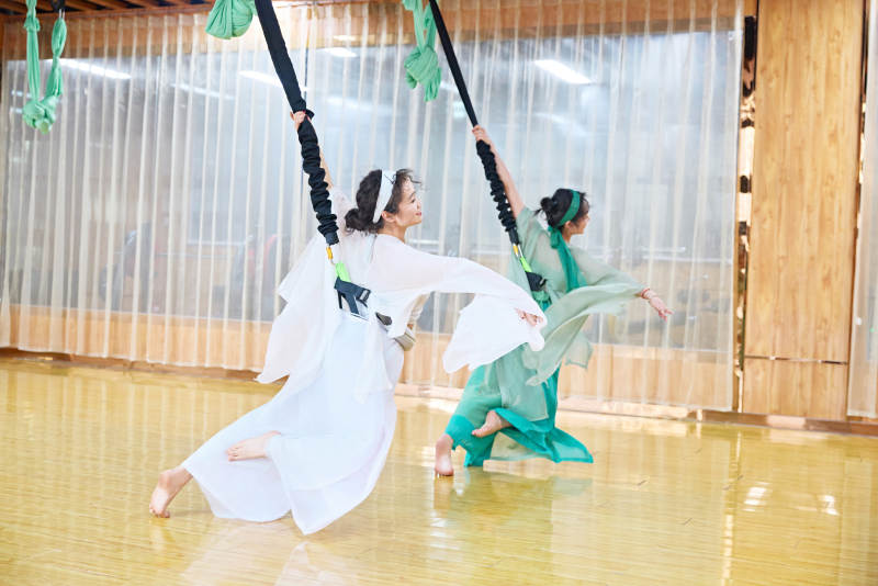 在舞蹈室练习燃脂活力带舞蹈