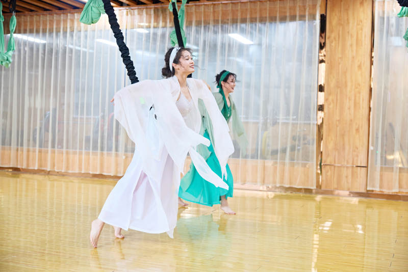 在舞蹈室练习燃脂活力带舞蹈