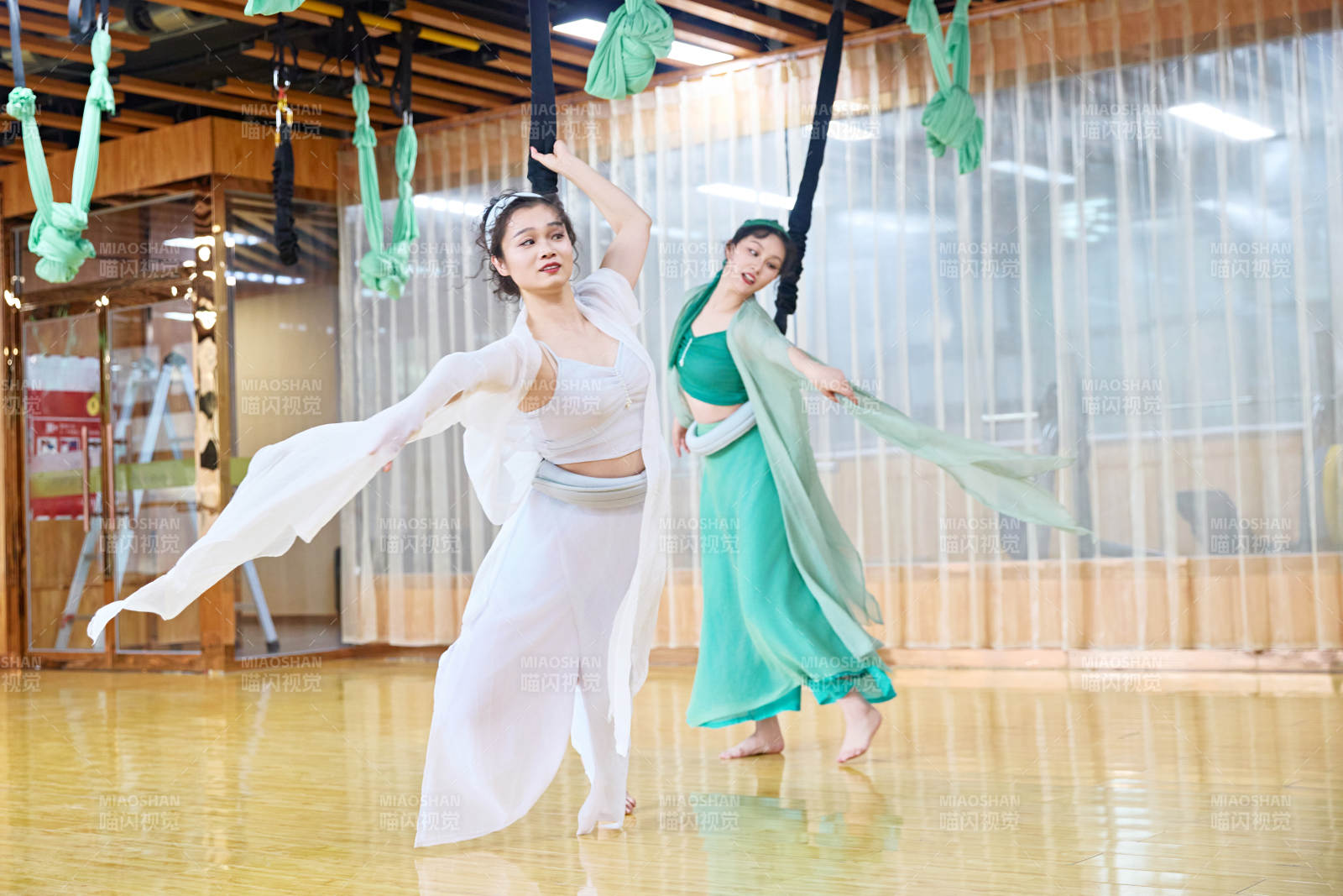 在舞蹈室练习燃脂活力带舞蹈