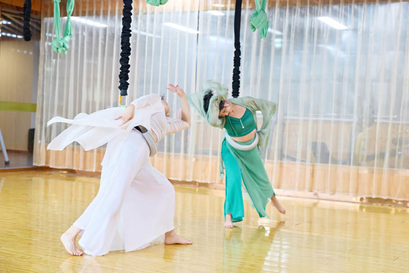 在舞蹈室练习燃脂活力带舞蹈