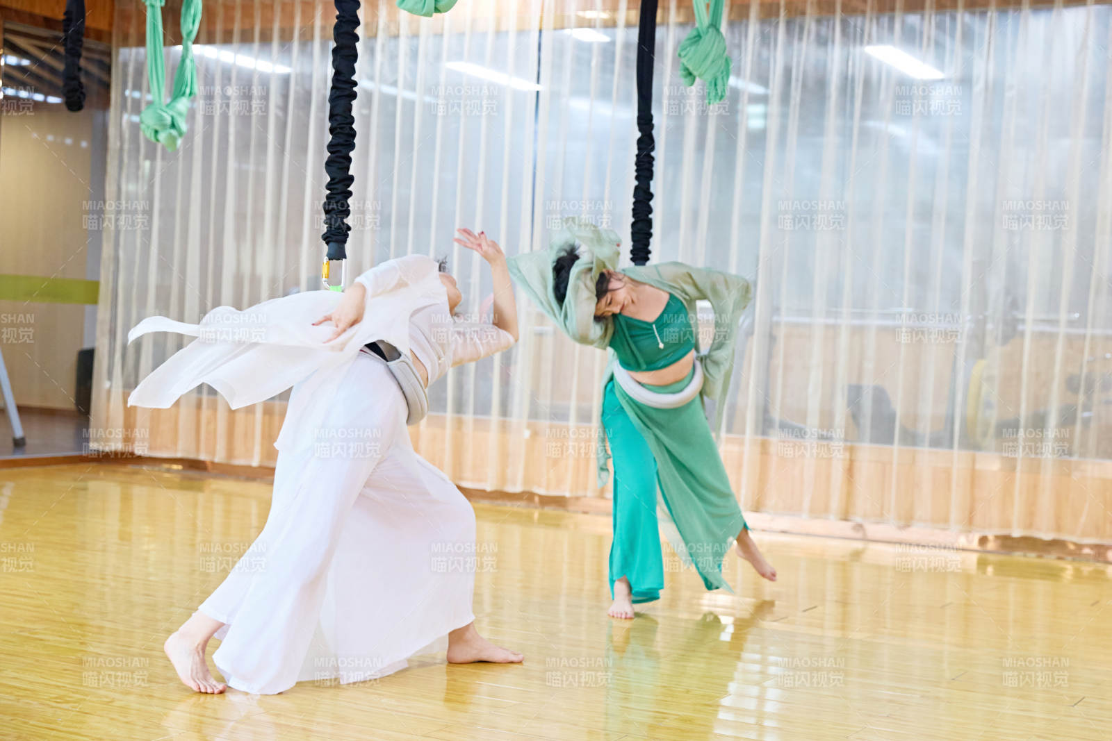 在舞蹈室练习燃脂活力带舞蹈