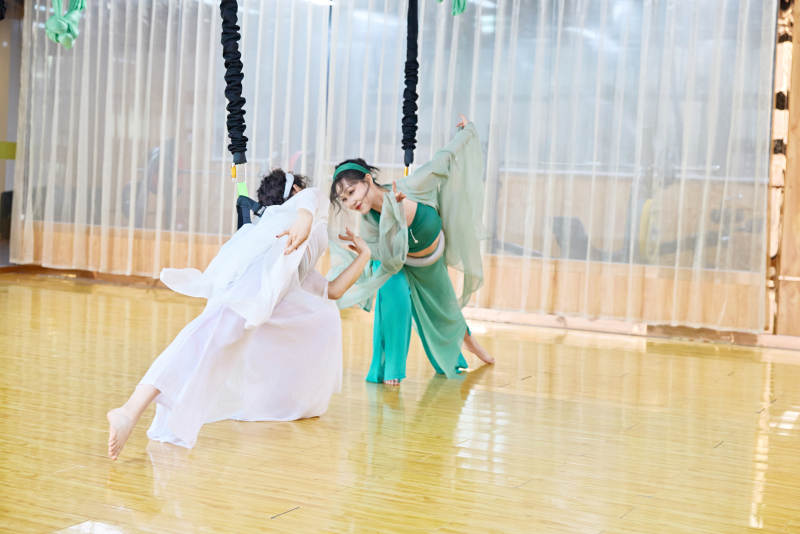 在舞蹈室练习燃脂活力带舞蹈