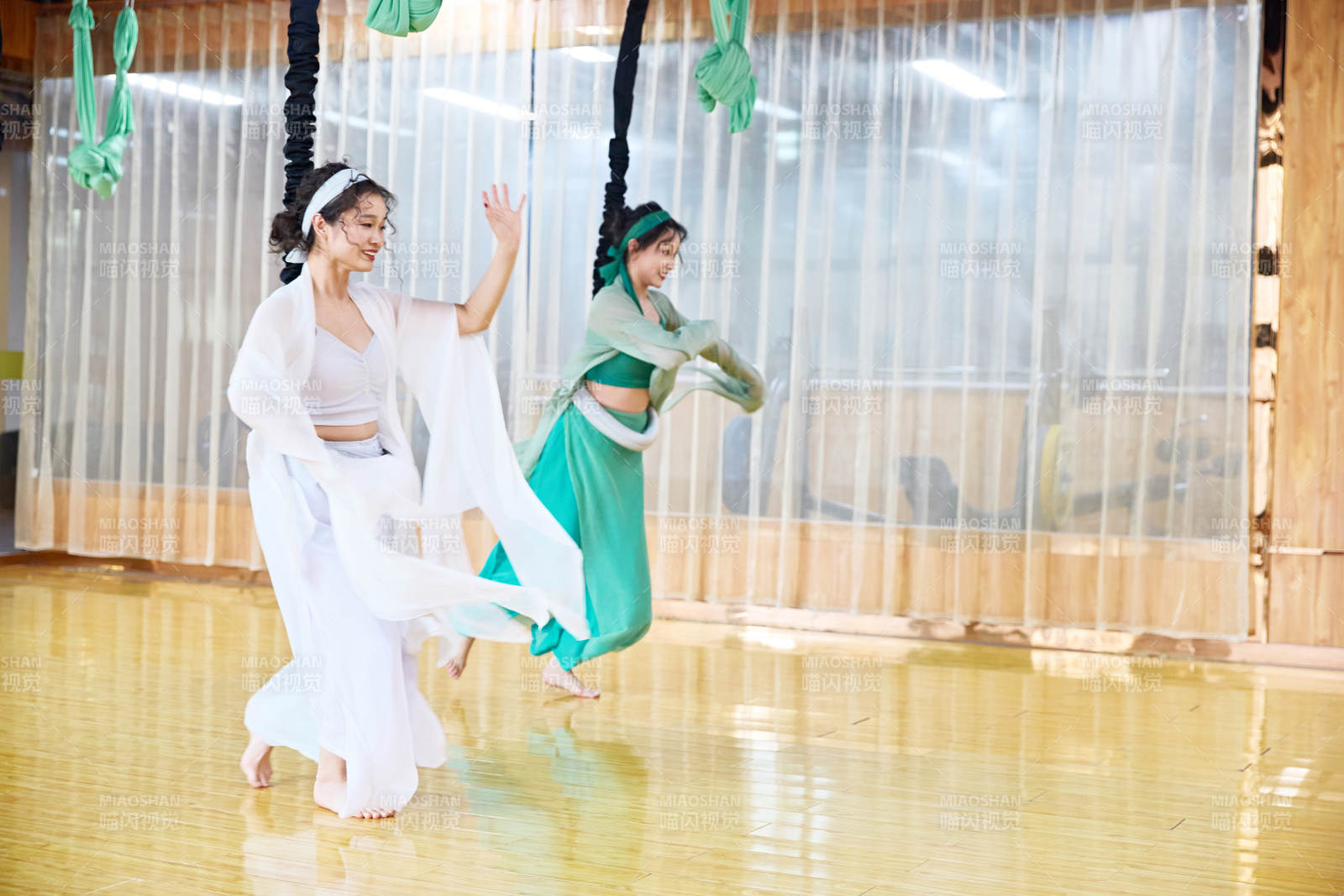 在舞蹈室练习燃脂活力带舞蹈