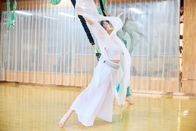 在舞蹈室练习燃脂活力带舞蹈