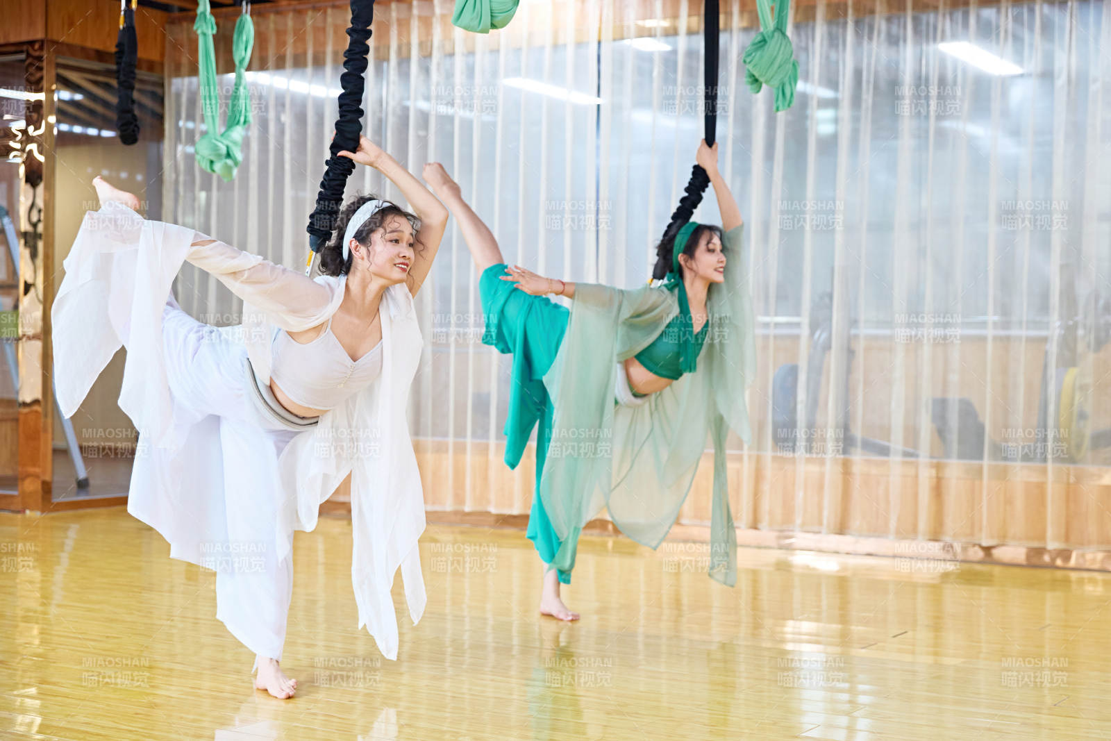 在舞蹈室练习燃脂活力带舞蹈