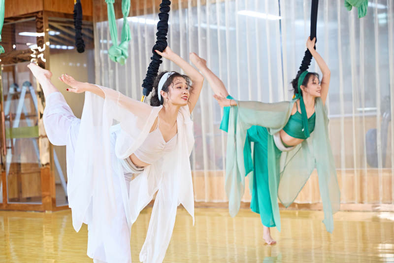 在舞蹈室练习燃脂活力带舞蹈