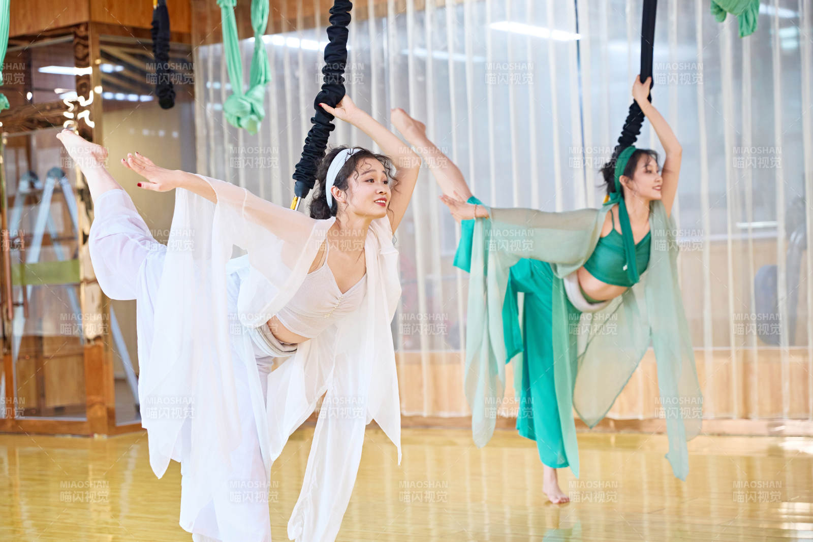 在舞蹈室练习燃脂活力带舞蹈