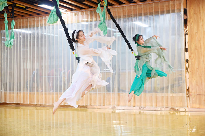 在舞蹈室练习燃脂活力带舞蹈