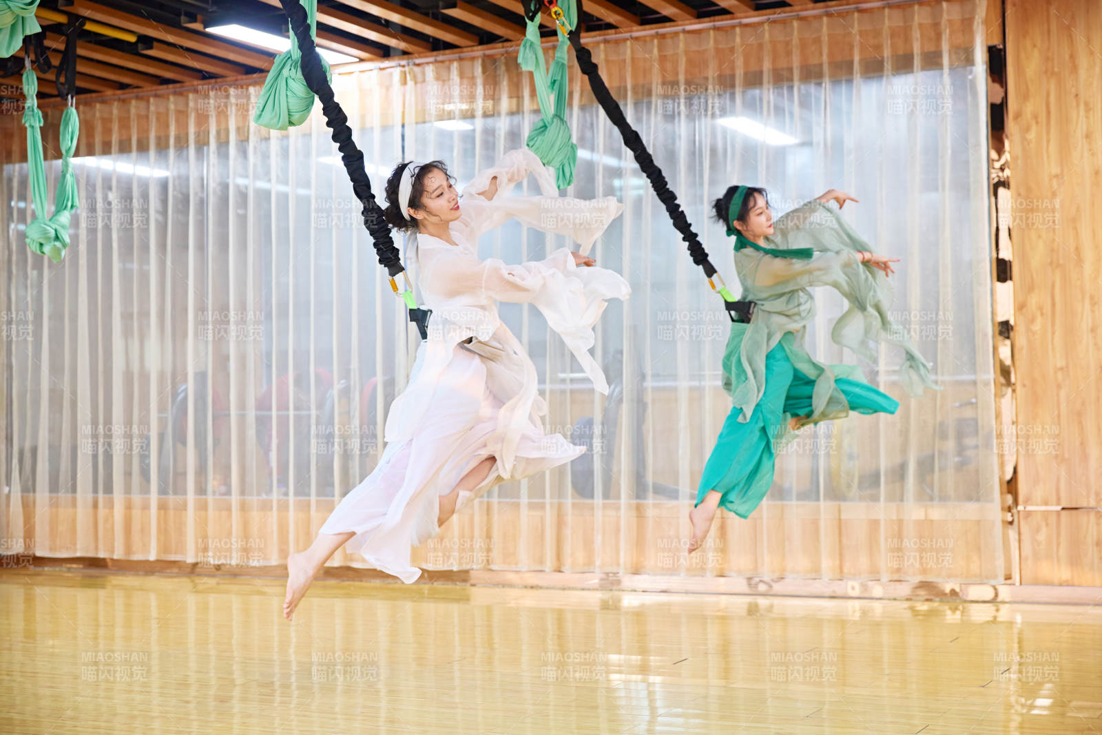 在舞蹈室练习燃脂活力带舞蹈