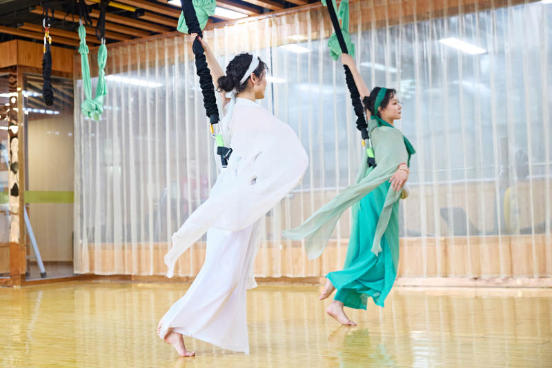 在舞蹈室练习燃脂活力带舞蹈