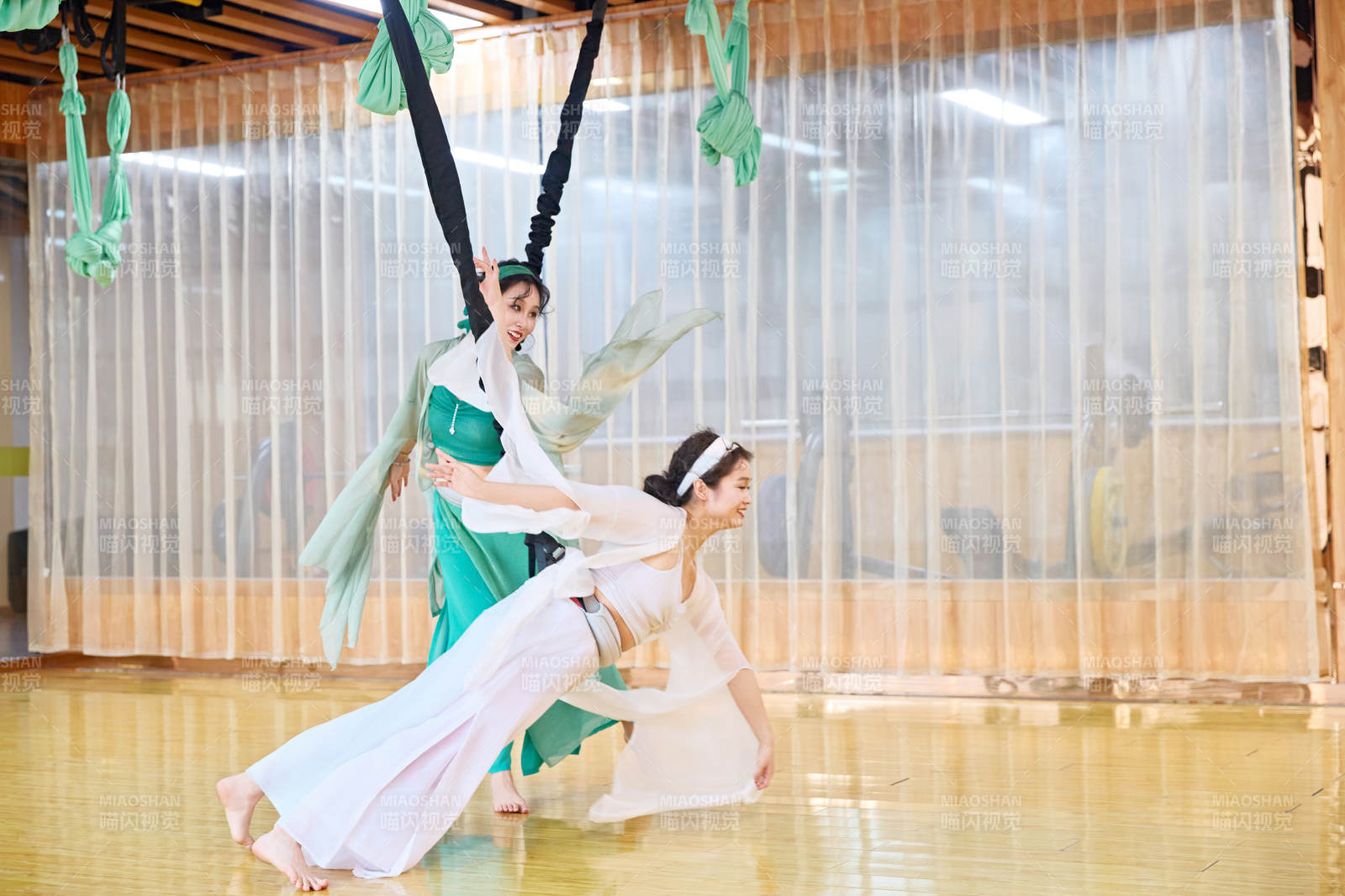 在舞蹈室练习燃脂活力带舞蹈