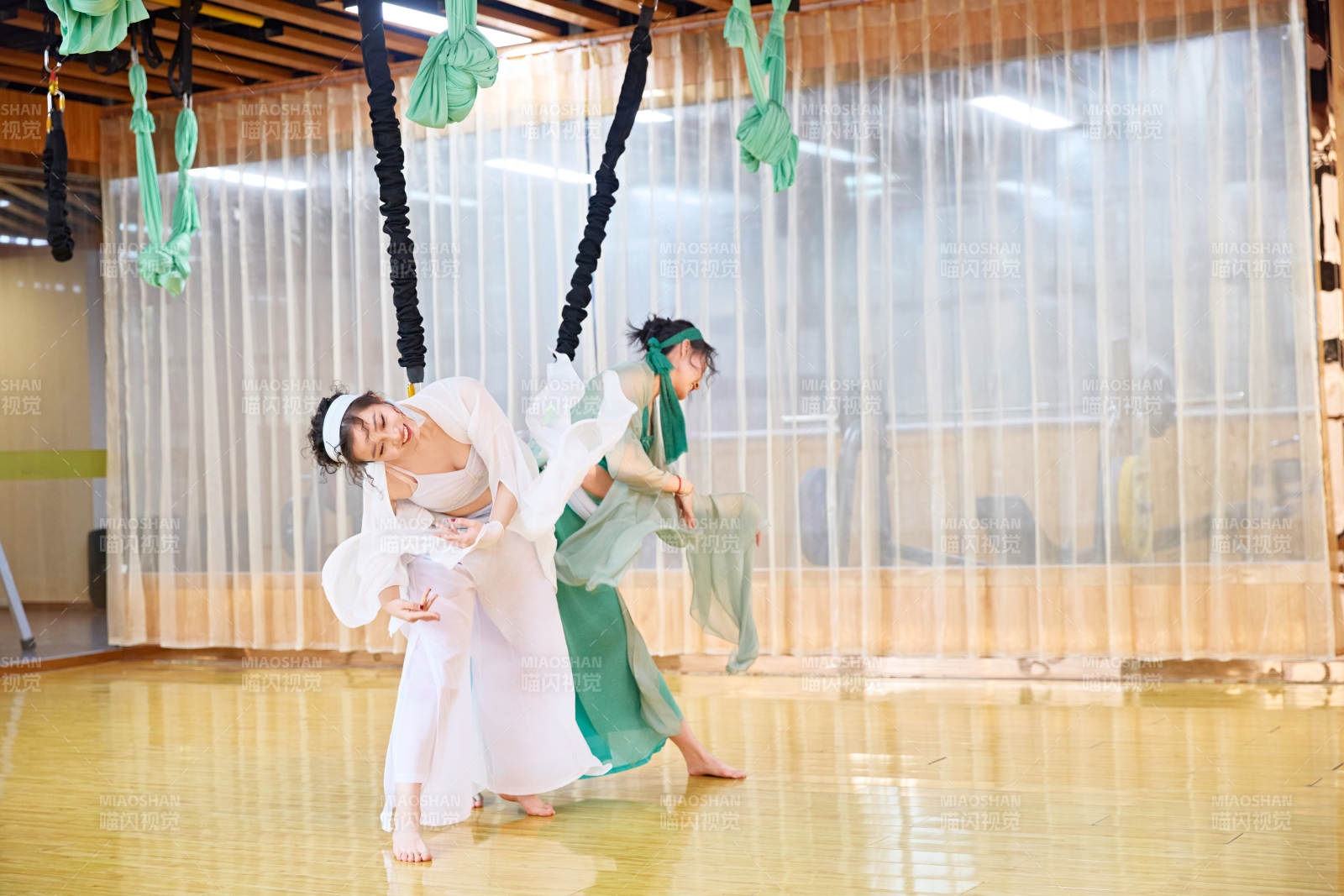 在舞蹈室练习燃脂活力带舞蹈