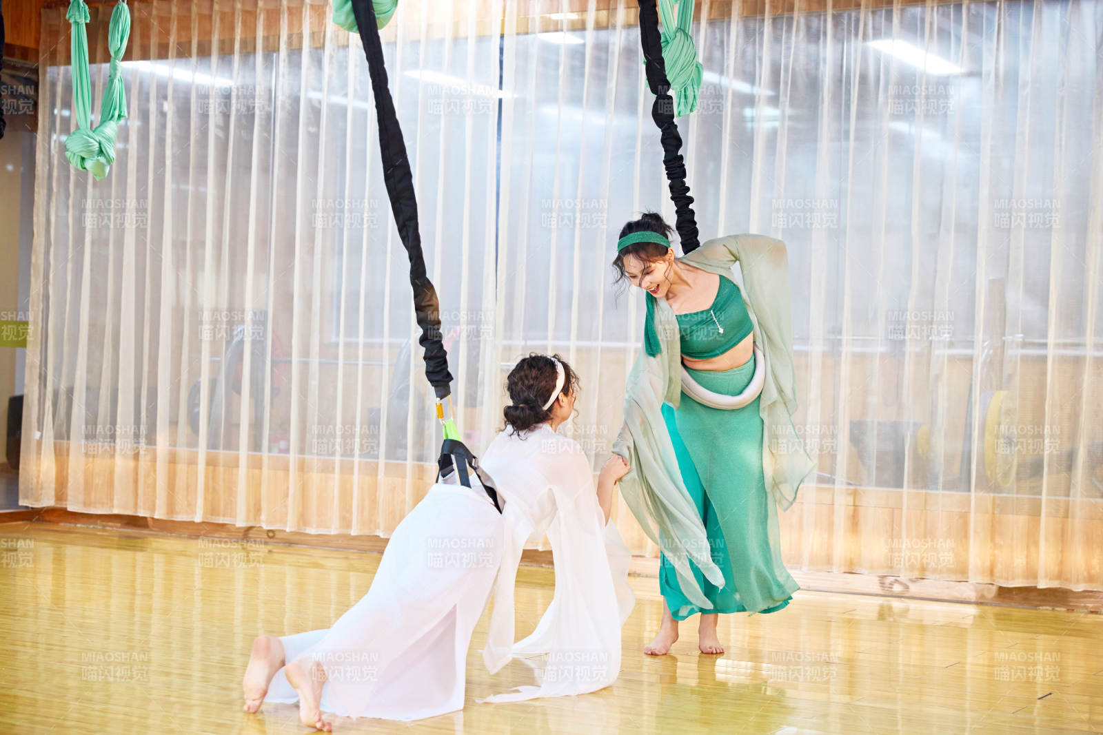 在舞蹈室练习燃脂活力带舞蹈