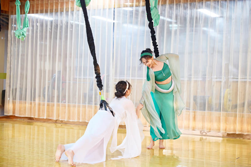 在舞蹈室练习燃脂活力带舞蹈