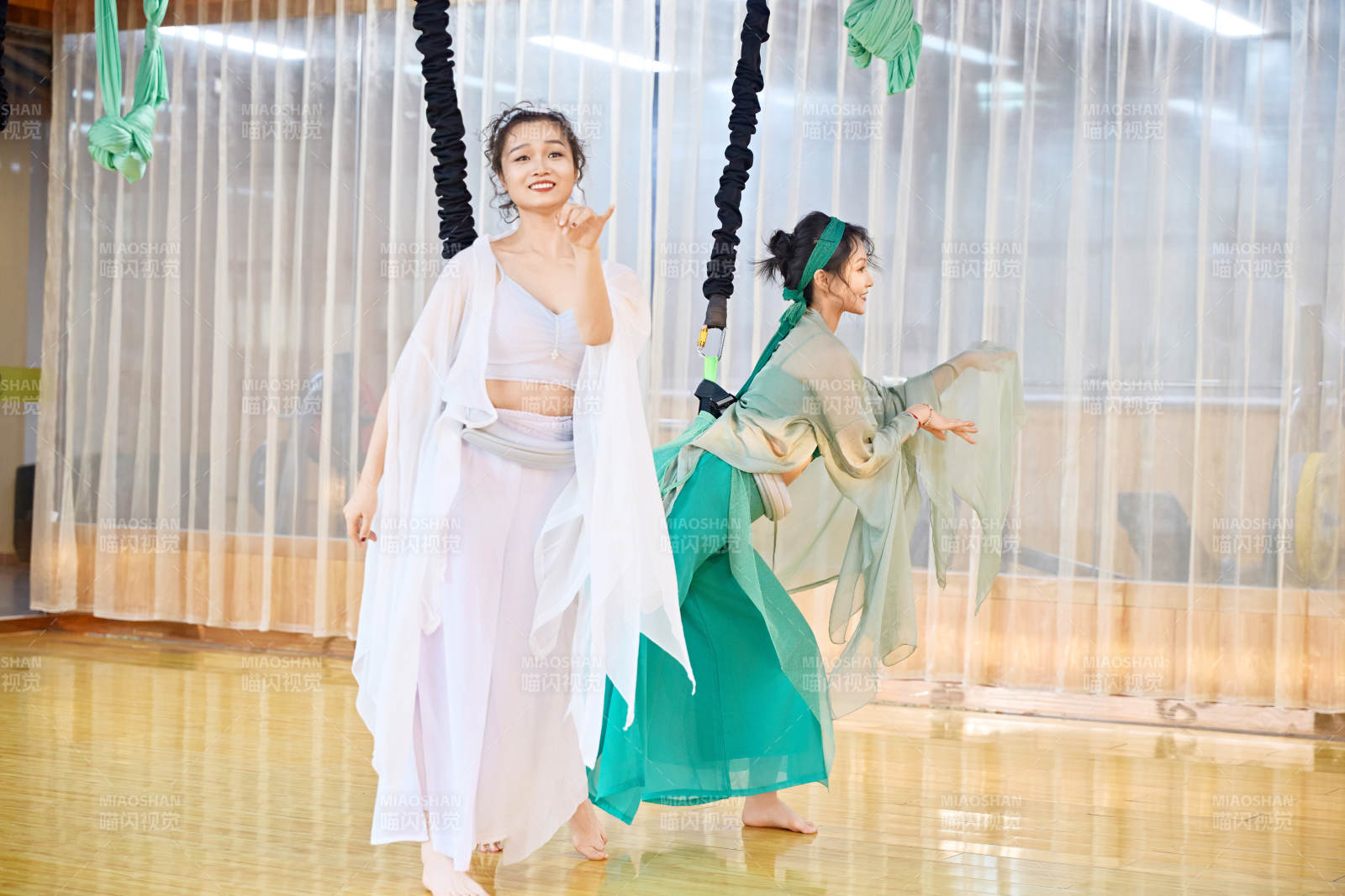 在舞蹈室练习燃脂活力带舞蹈