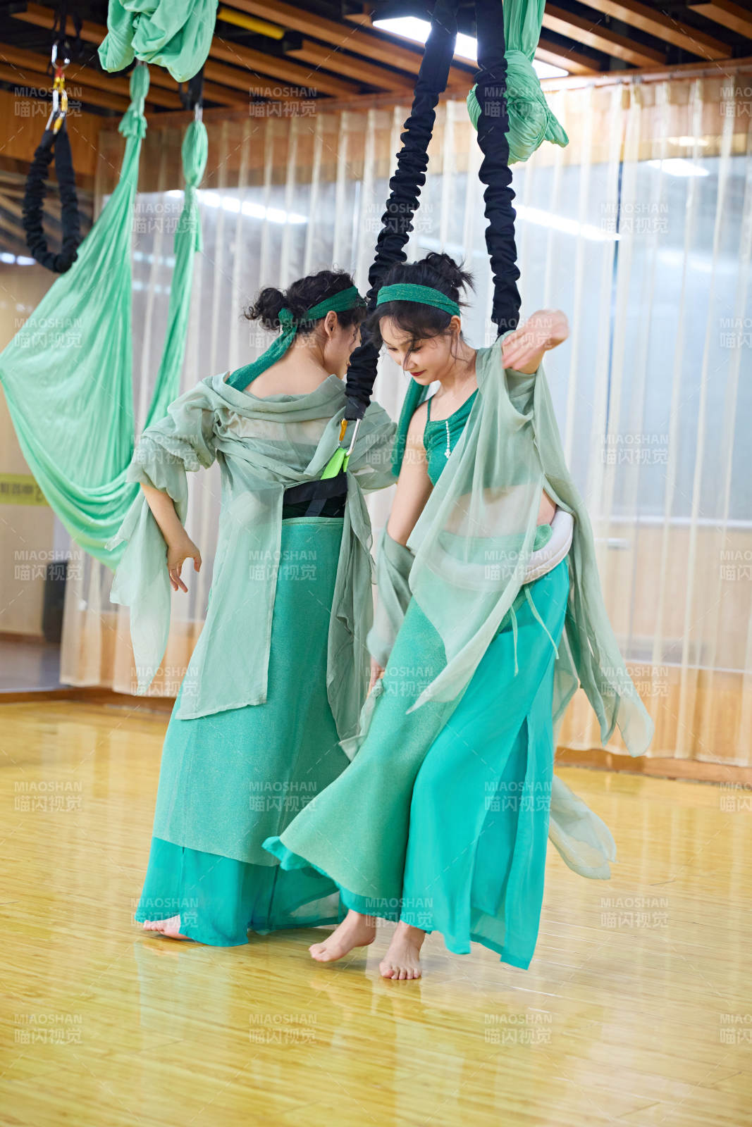 在舞蹈室练习燃脂活力带舞蹈