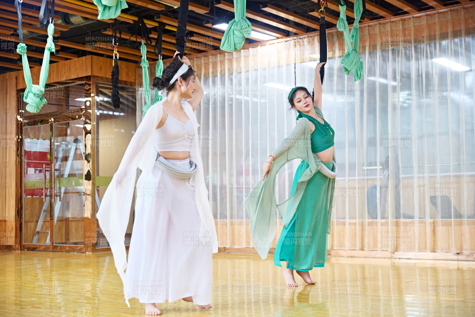 在舞蹈室练习燃脂活力带舞蹈