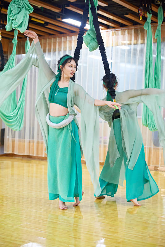 在舞蹈室练习燃脂活力带舞蹈