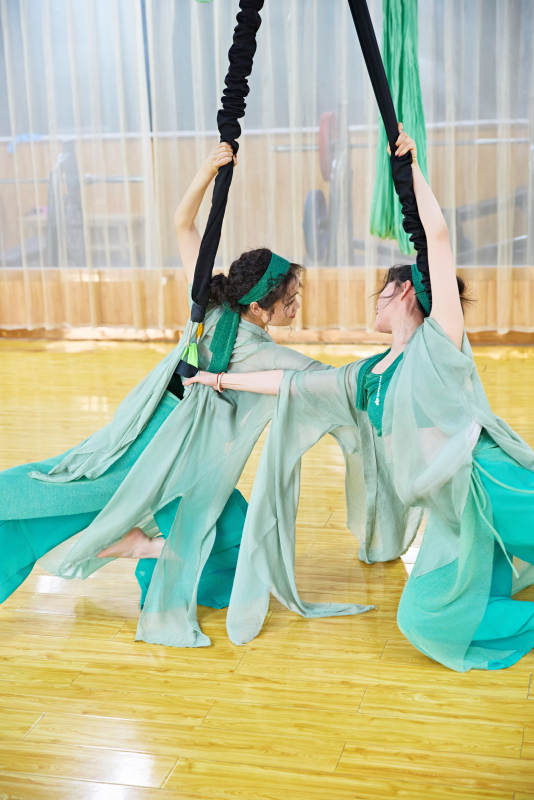 在舞蹈室练习燃脂活力带舞蹈