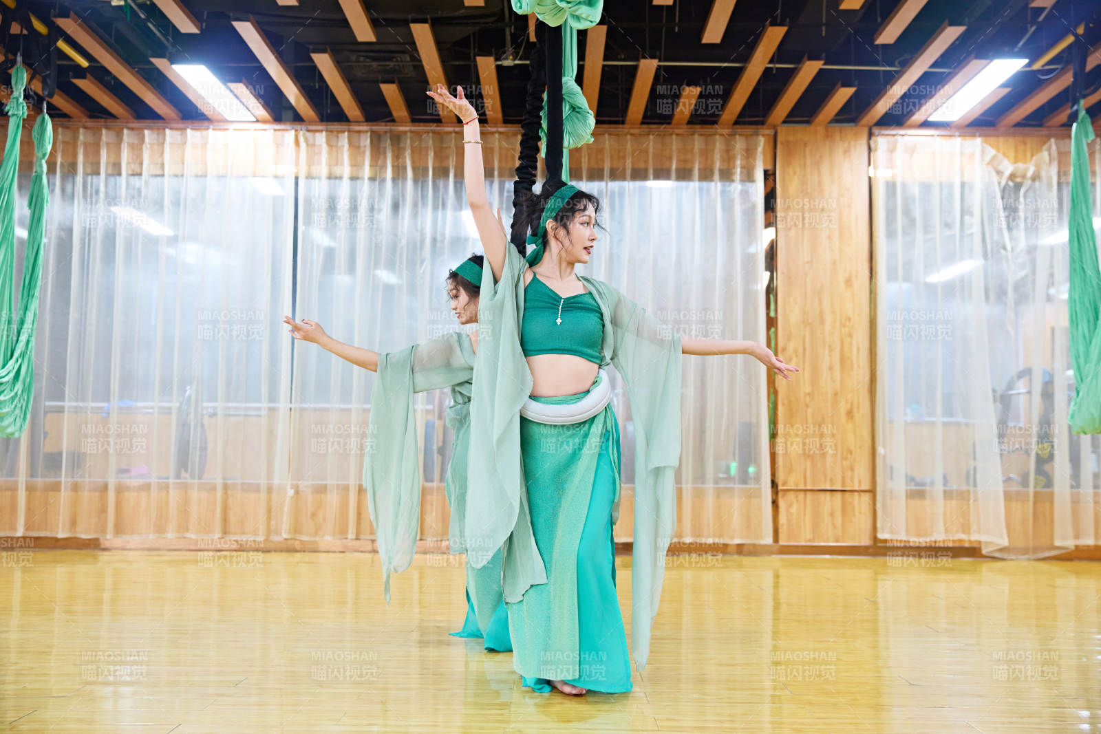 在舞蹈室练习燃脂活力带舞蹈