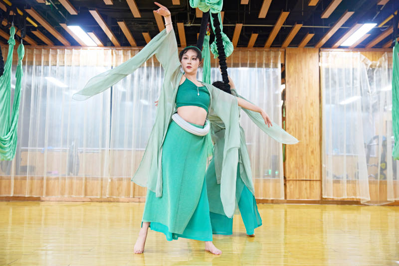 在舞蹈室练习燃脂活力带舞蹈