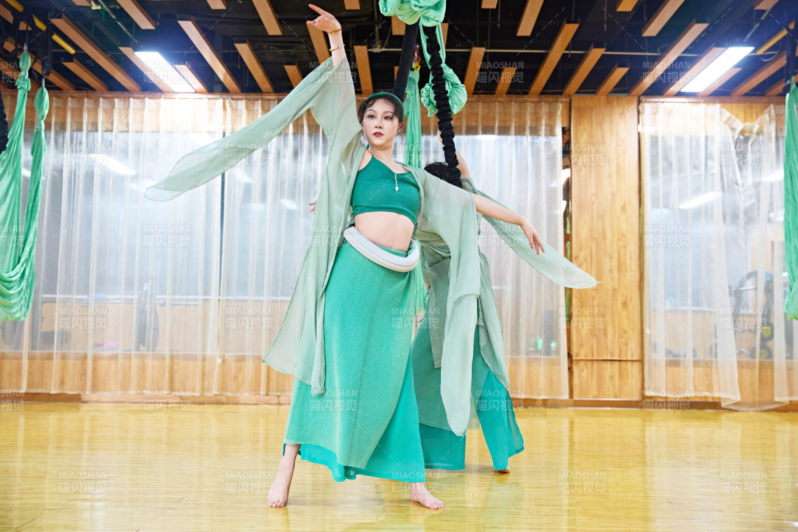 在舞蹈室练习燃脂活力带舞蹈