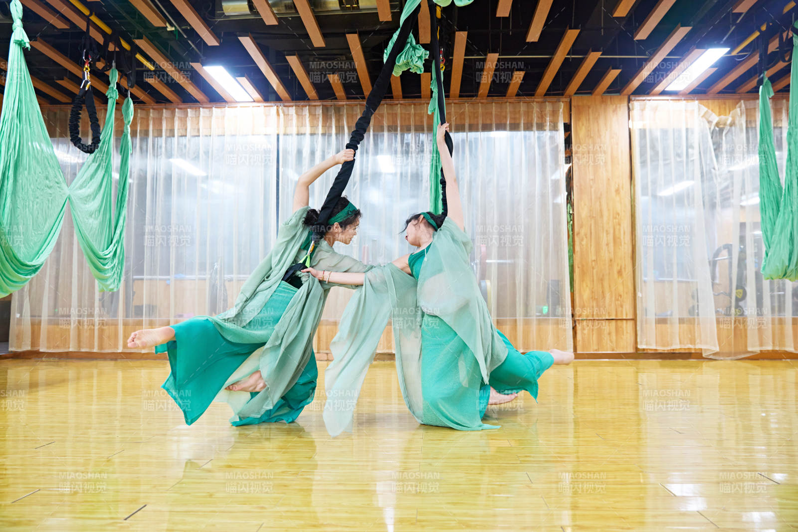 在舞蹈室练习燃脂活力带舞蹈