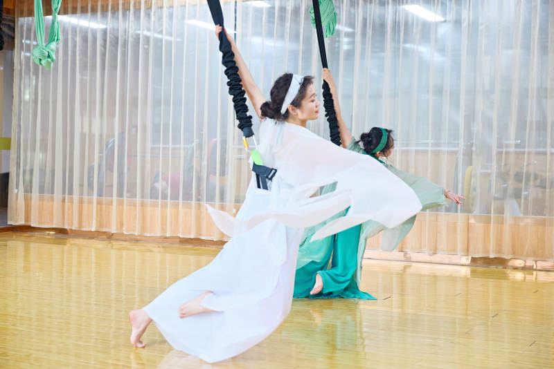 在舞蹈室练习燃脂活力带舞蹈