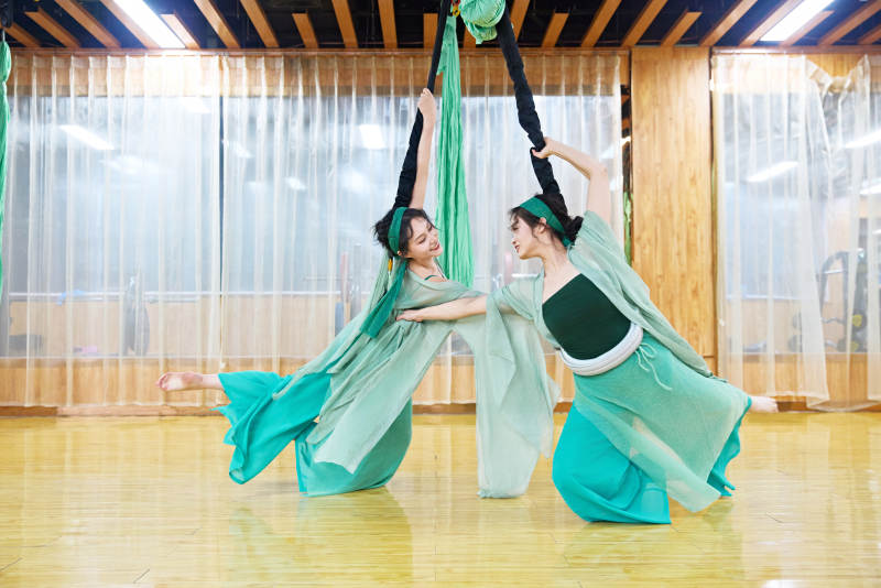 在舞蹈室练习燃脂活力带舞蹈