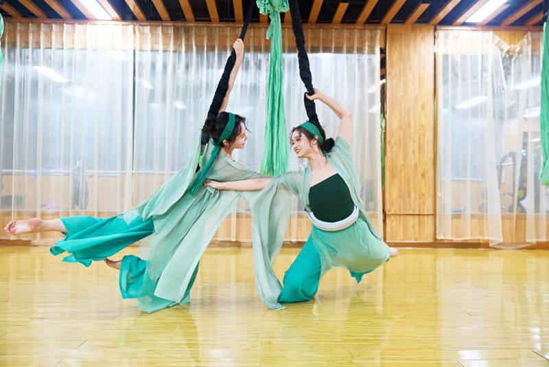 在舞蹈室练习燃脂活力带舞蹈