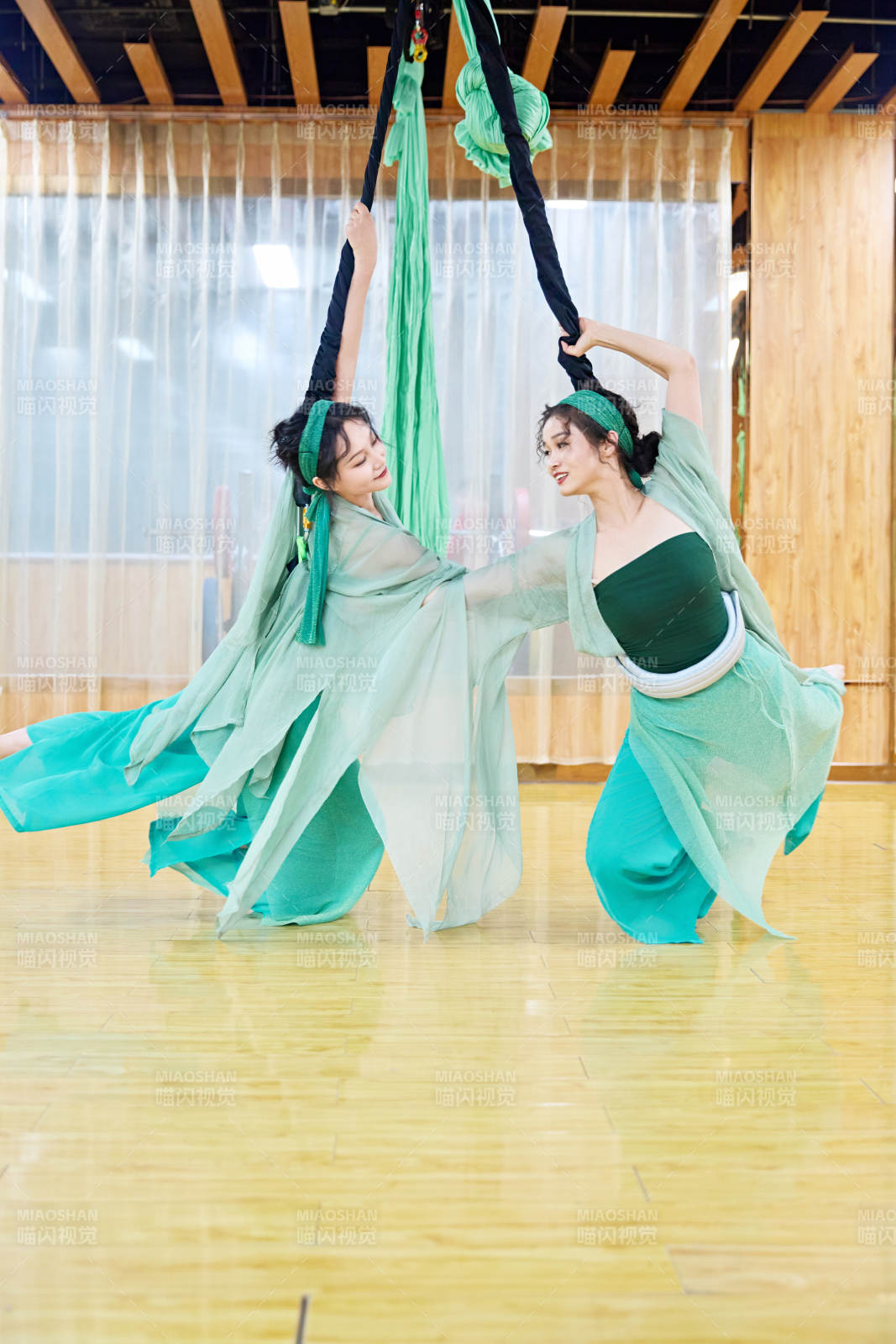 在舞蹈室练习燃脂活力带舞蹈