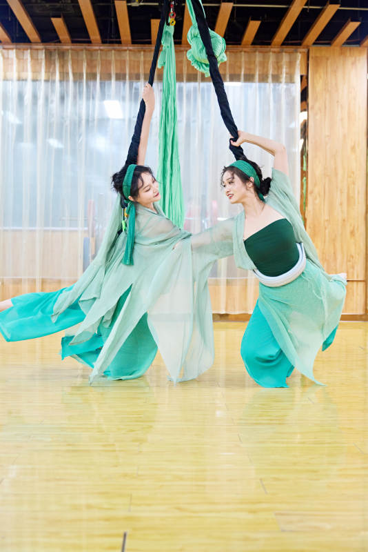 在舞蹈室练习燃脂活力带舞蹈