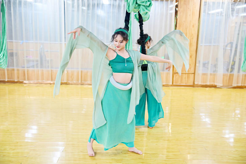 在舞蹈室练习燃脂活力带舞蹈