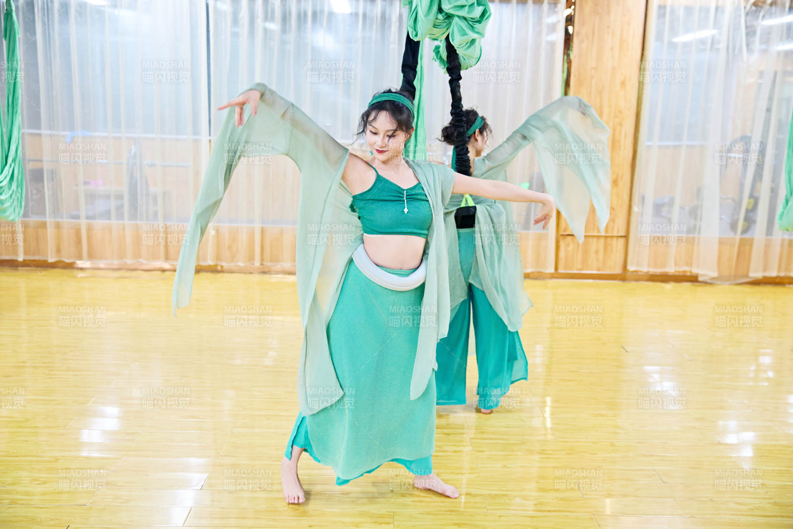 在舞蹈室練習燃脂活力帶舞蹈