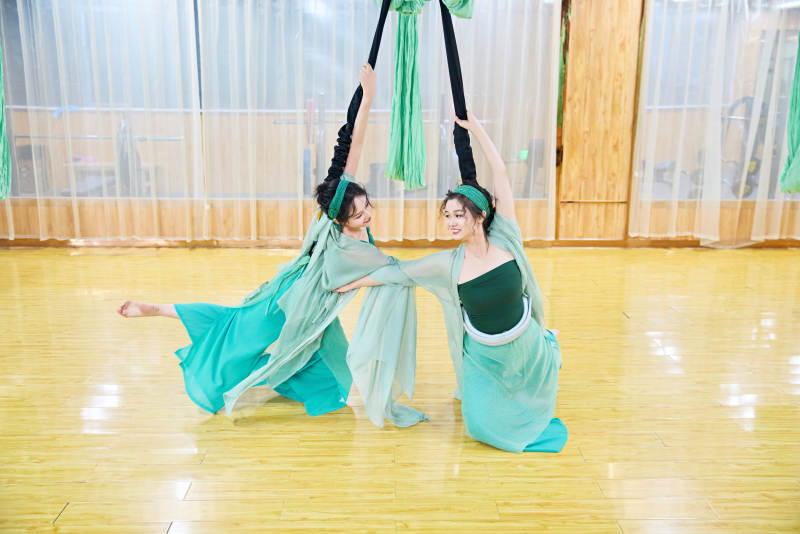 在舞蹈室练习燃脂活力带舞蹈