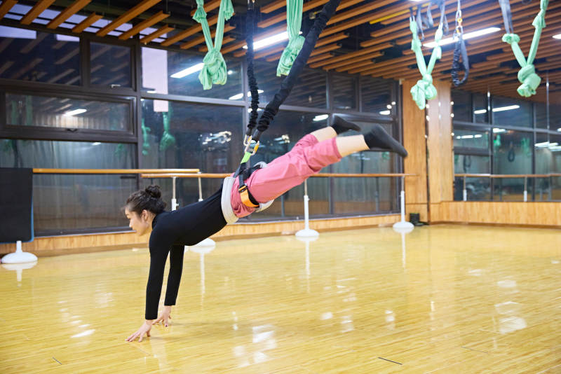 在舞蹈室练习燃脂活力带舞蹈